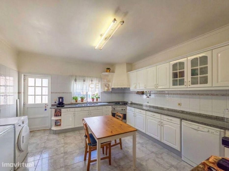 Moradia geminada 4 assoalhadas com garagem e churrasqueira – Excelente
