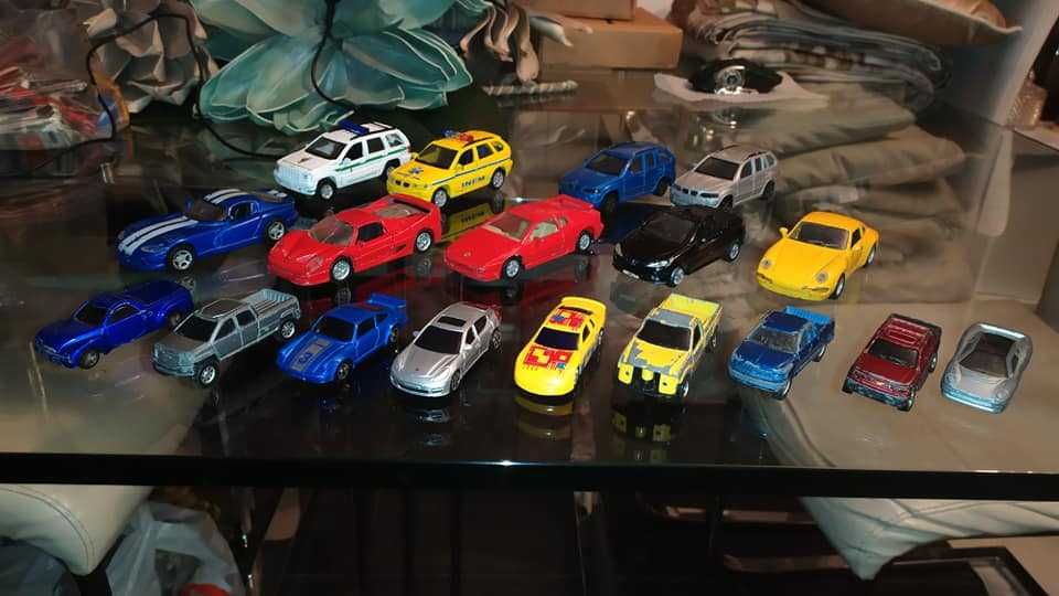 18 carros miniaturas Maisto várias escalas desde 3€ cada