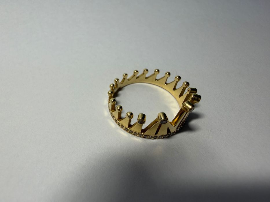 Золотое кольцо с бриллиантами 585 пробы вес 4грамма 18размер