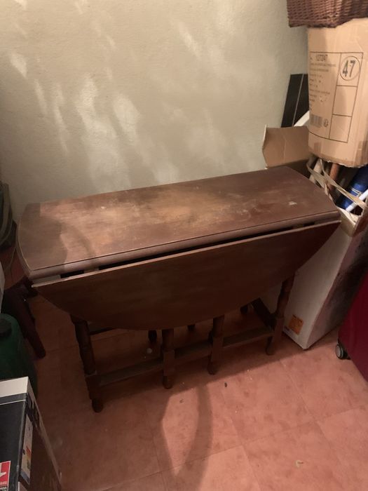 Mesa redonda, dobrável de dois lados.