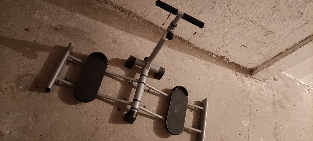 Przyrząd do ćwiczenia mięśni brzucha i nóg