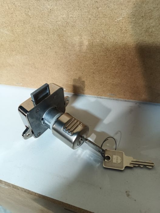 Замки меблеві різні.