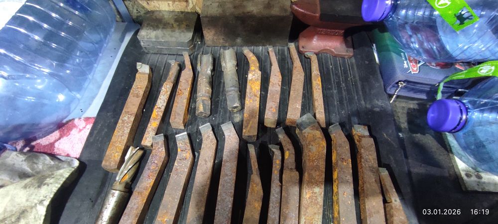 Резцы для токарного станка, фреза, метчик