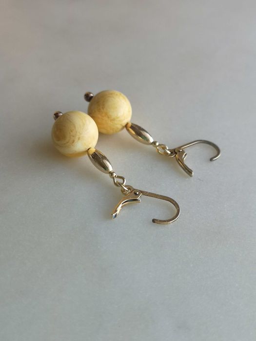 kolczyki z białym bursztynem