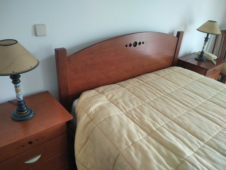Conjunto quarto completo maciço em cerejeira (Inclui estrado e colchao semi-novo)