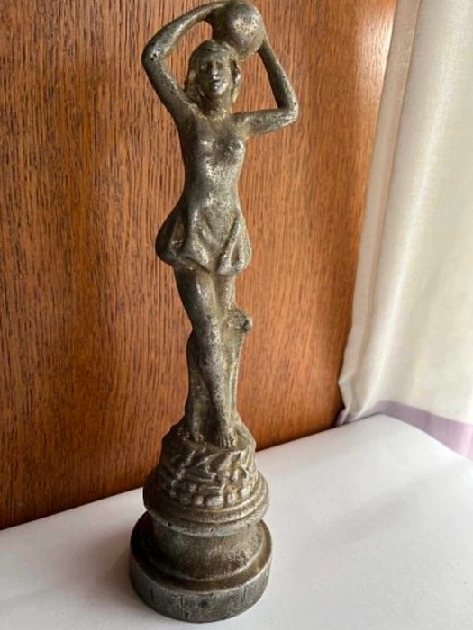 Stara metalowa ciężka żeliwna figura kobieta z kulą na glowie lekkoatletka