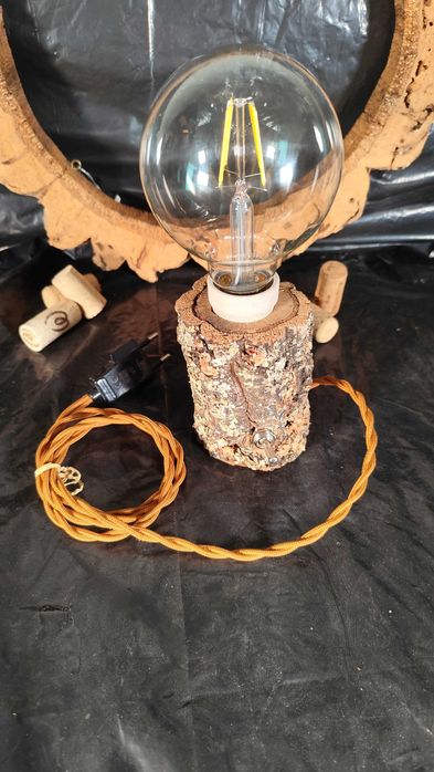 Candeeiro Artesanal com base em madeira de sobro