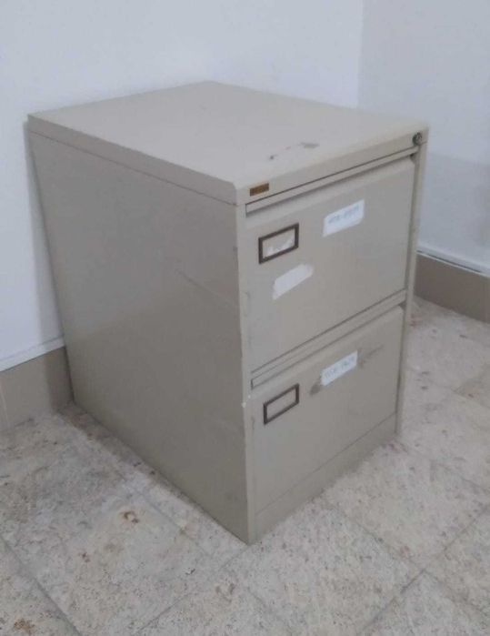 Arquivo metálico com gavetas