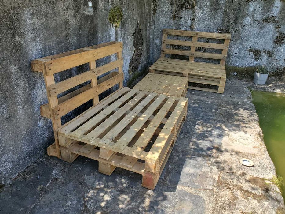 Conjunto de jardim em paletes (2 sofás + almofadas + mesinha)