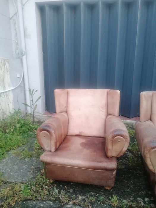 Sofás em pele dois lugares e um individual