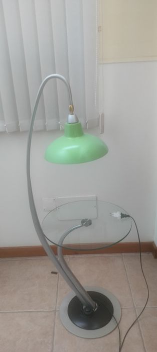 Mesa de apoio com candeeiro