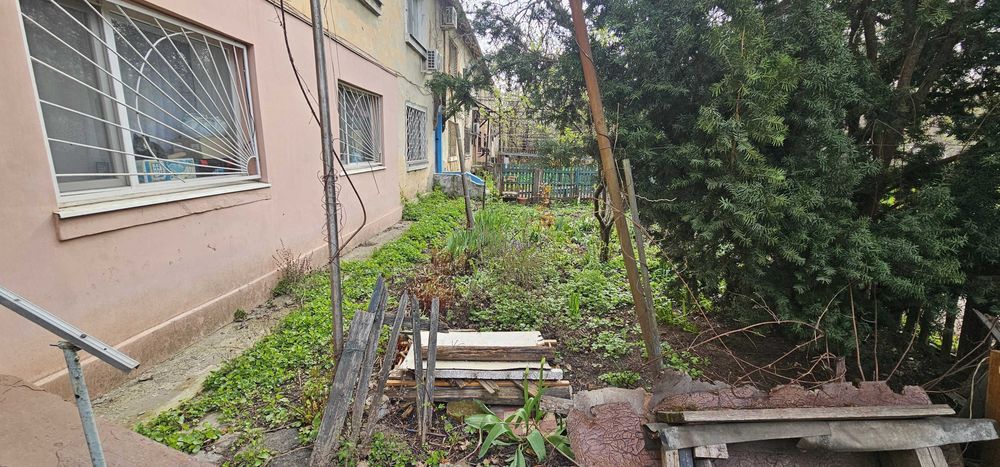 2 кім. квартира зі своїм  АГВ , палісадником та гаражем
