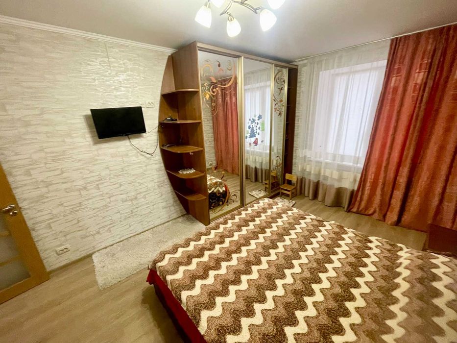 Продам великогабаритну трикімнатну квартиру. Центр. Закритий двір .