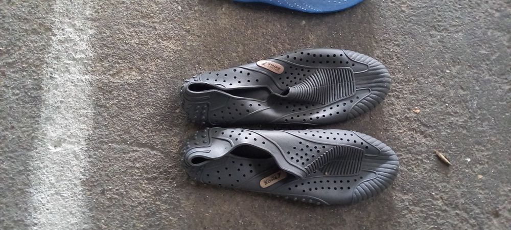 Vendo 2 pares de sapatos de praia