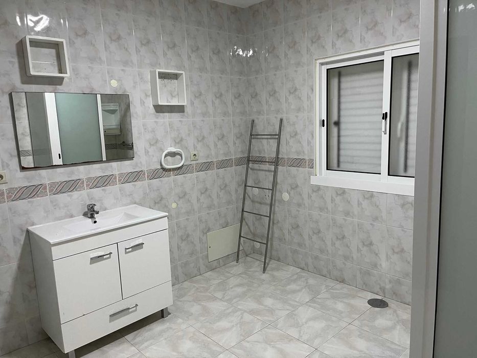 Andar de Moradia T3 para arrendamento