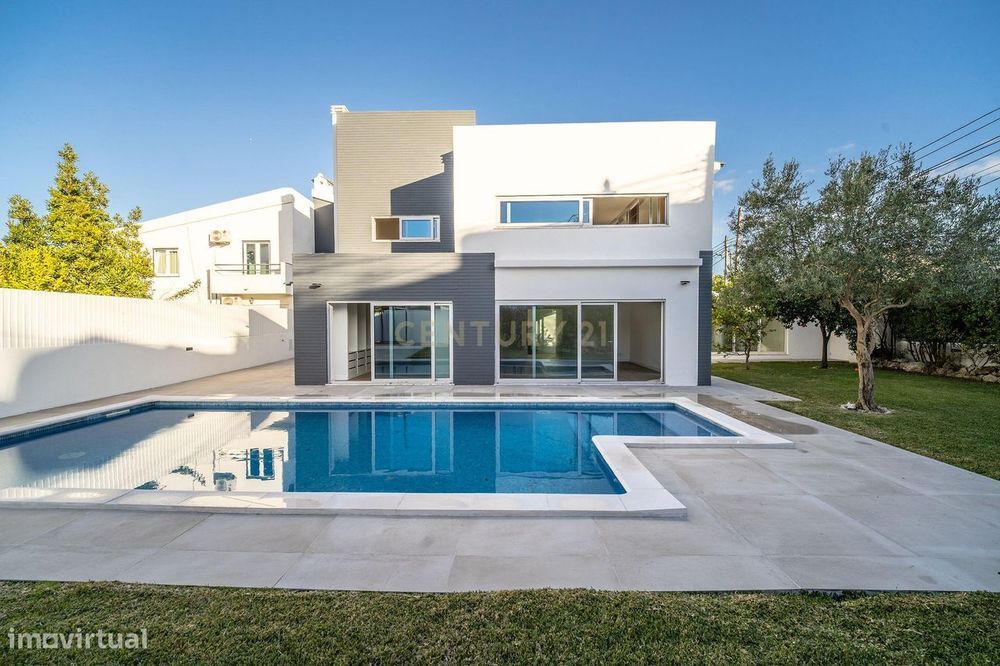 Casa Renovada em Charneca de Caparica, Almada - 6 Quartos