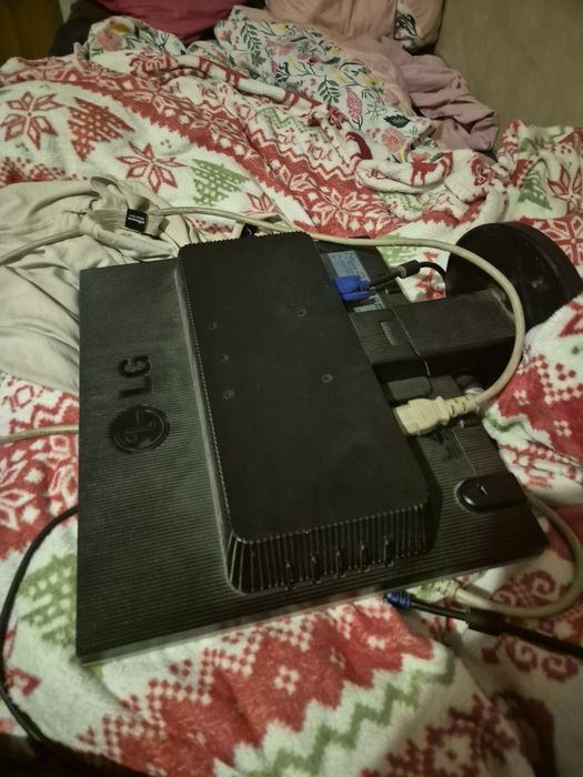 Monitor LG w zestawie z kablami idealny do domu płatność gotówką  odbiur osobisty.