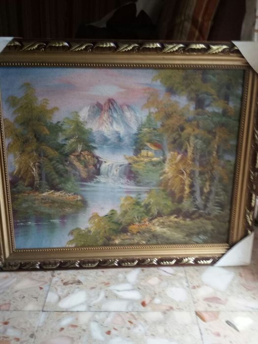 Quadro com moldura dourada