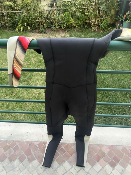 Fato de surf em otimo estado