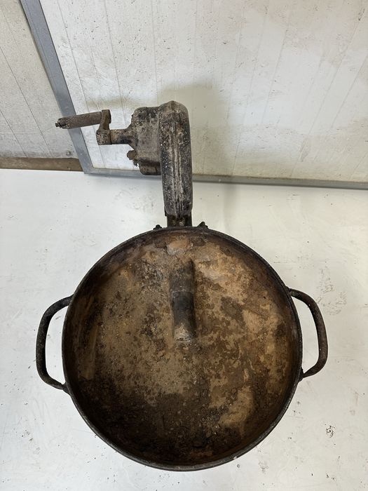 Forga manual com carvão