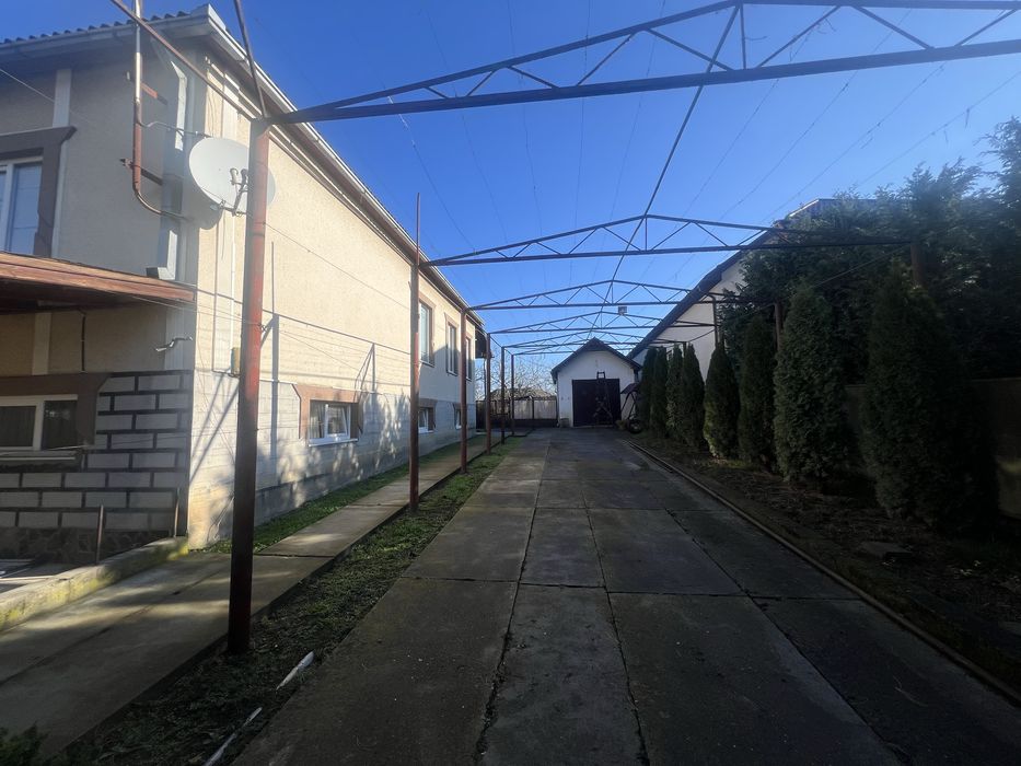 Продаж будинку з магазином у ценрі с. Фанчіково