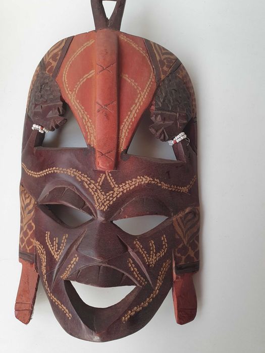 Máscaras e abre-garrafas