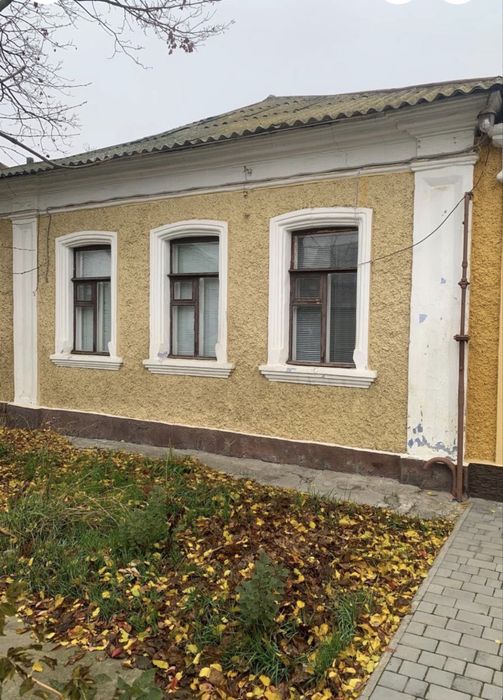 Продам дом в центре города Николаева. Дом 43м2, участок возле дома 0,01 сотки. 2 гаража, подвал. Транспортная розвязка во все концы города.