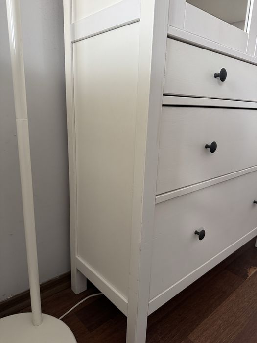 biała witryna z 3 szufladami IKEA HEMNES