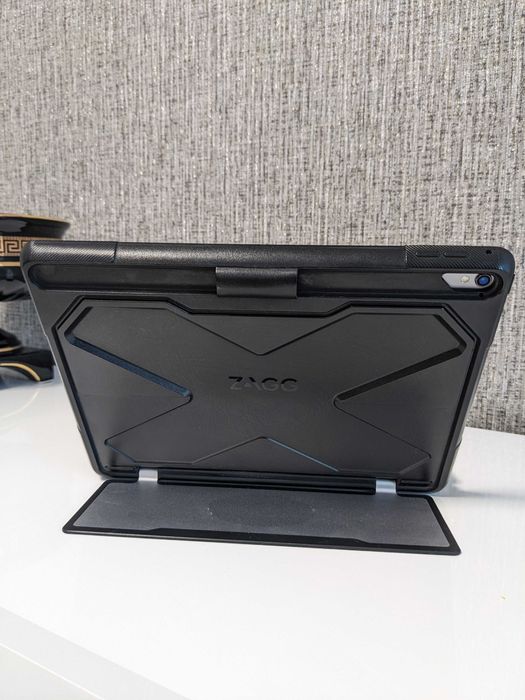 Apple iPad Pro 9.7 на 32 GB+ Клавіатура чохол Zagg