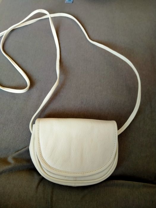 Sprzedam małą białą torebeczkę na pasku.