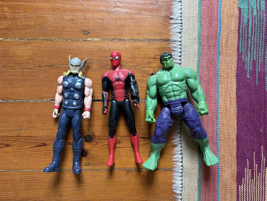 Figuras da Marvel (hulk, homem aranha e thor)