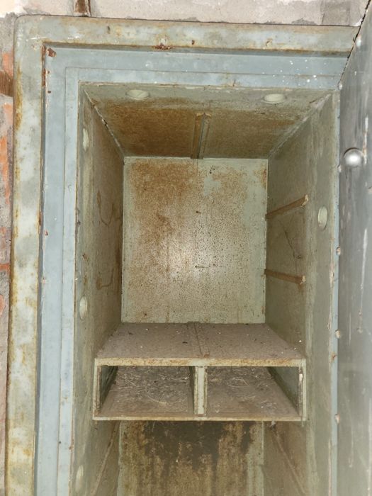 Cofre de aço maciço por restaurar