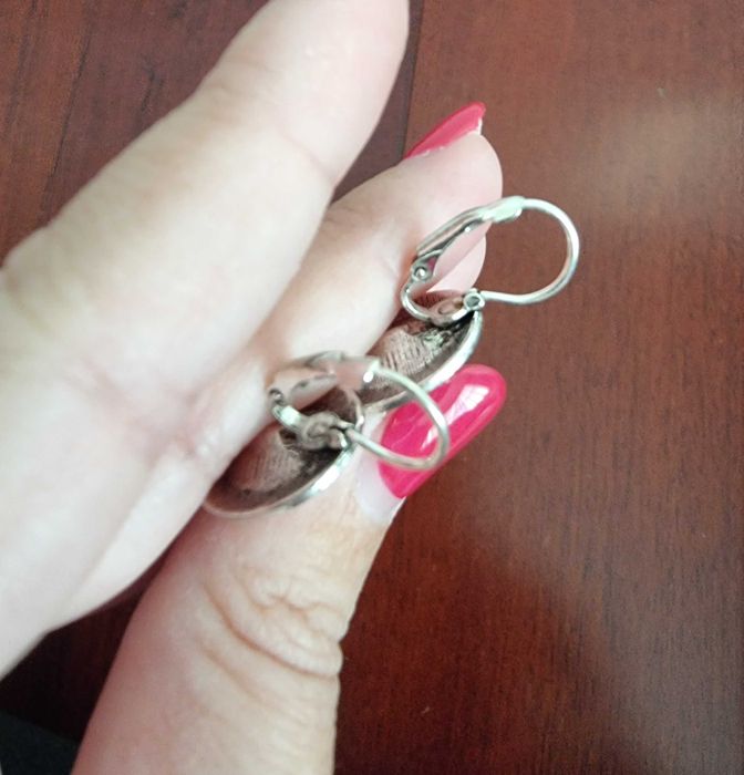 Brincos pequenos cinzentos/ prateados e vermelhos