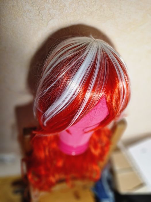 Peruka cosplay długie kręcone czerwone włosy z białymi pasemkami