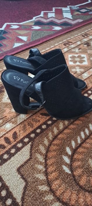 Жіночі замшеві босоніжки.