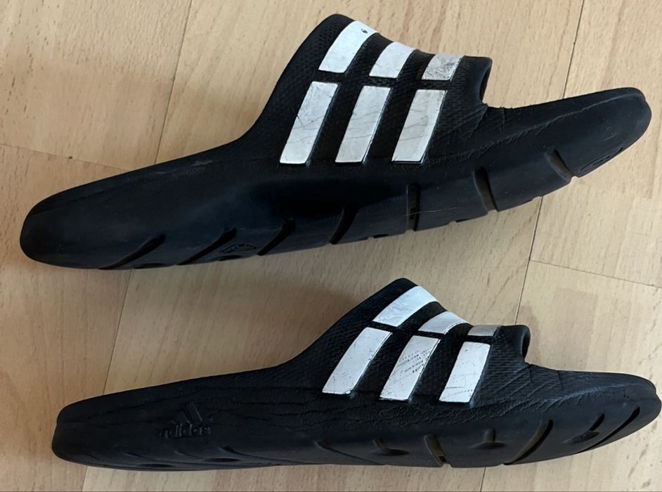 Vendo Chinelos Adidas. ( Não Baixa de Preço ).