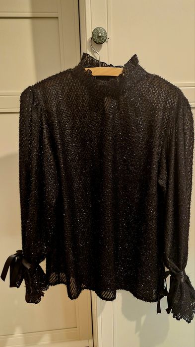 Czarna bluzka świecącą M/L stójka bufiaste ozdobne rękawy