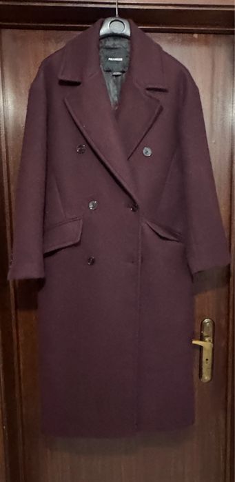 Sobretudo bordeaux da marca Pull&Bear.