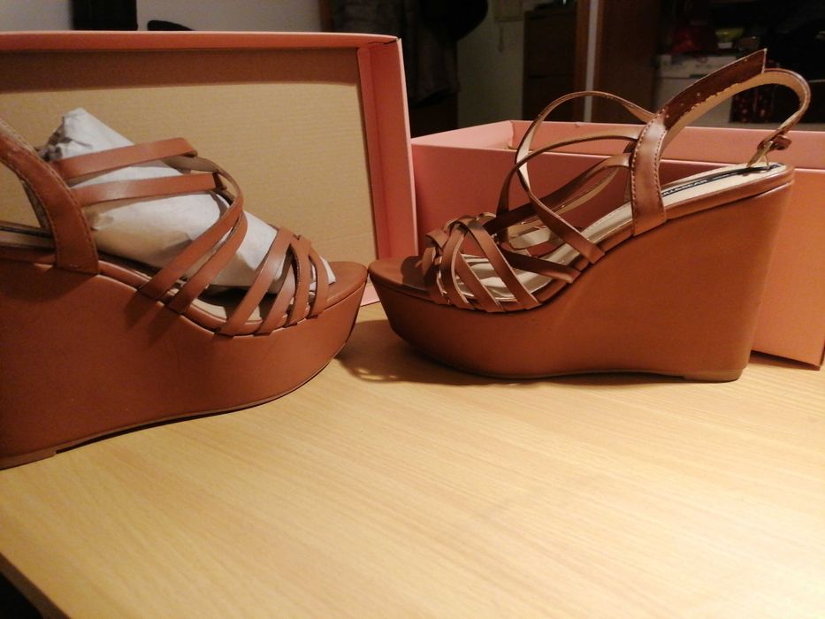 Sandálias camel tamanho 37