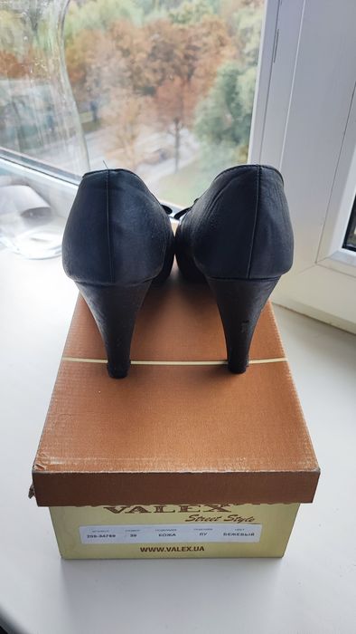 Жіночі чорні шкіряні туфлі