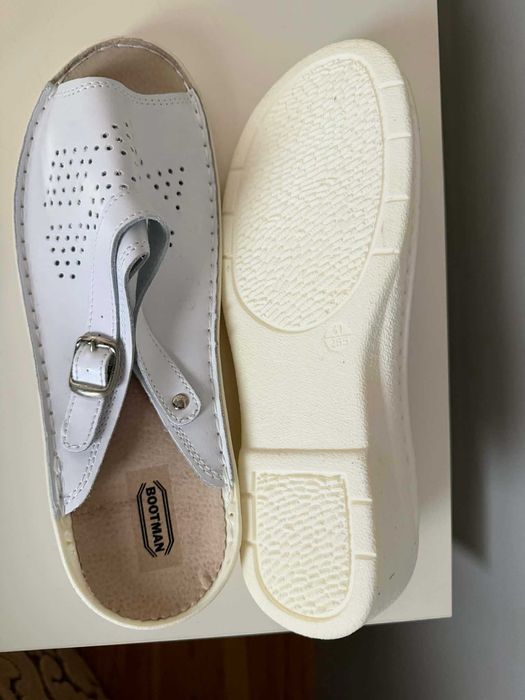 Białe klapki profilaktyczne BOOTMAN