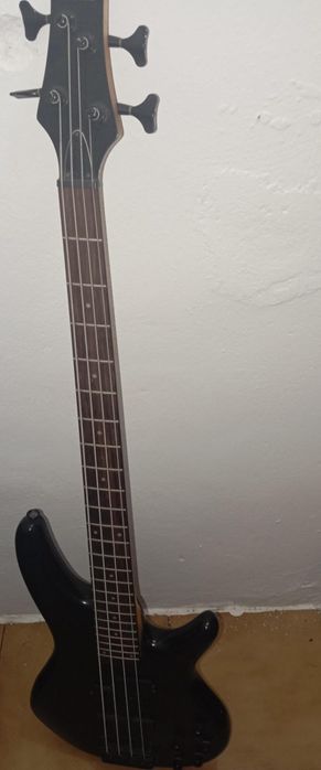 Baixo elétrico , 4 cordas, cordas novas, baixo ativo, bateria nova