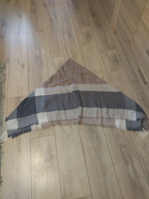 Piękna ciepła chusta 145/145 - szal stan idealny