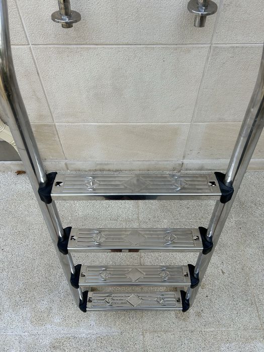 Escada de piscina em Ínox