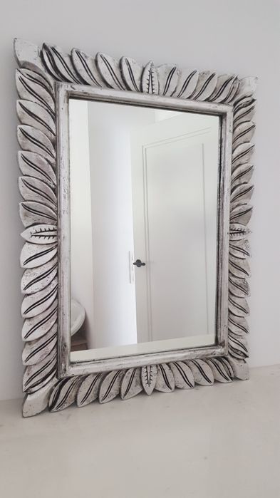 Lustro w drewnianej ramie