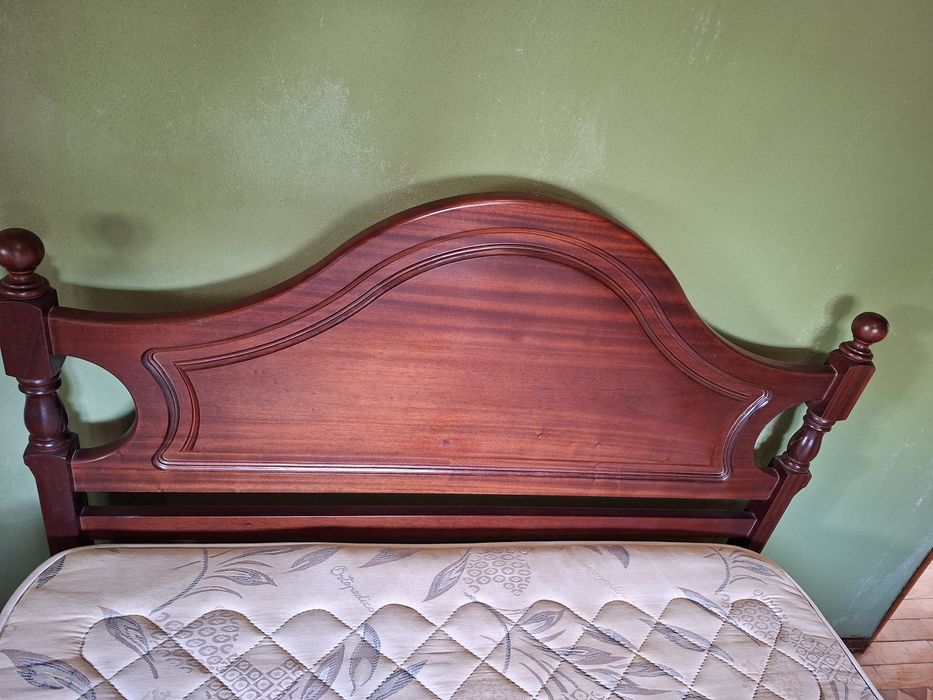 Cama casal de madeira