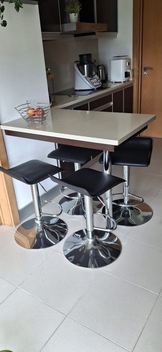 Bancos altos de balcão, bar, mesa, cozinha, sala