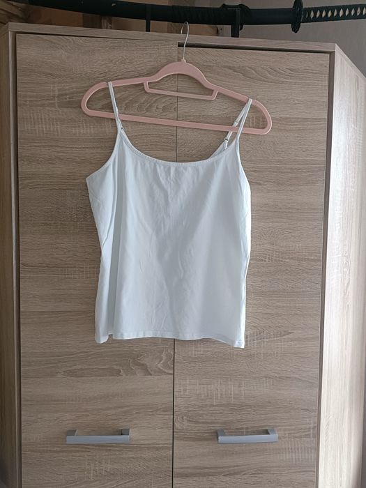 Basicowy top na ramiączkach
