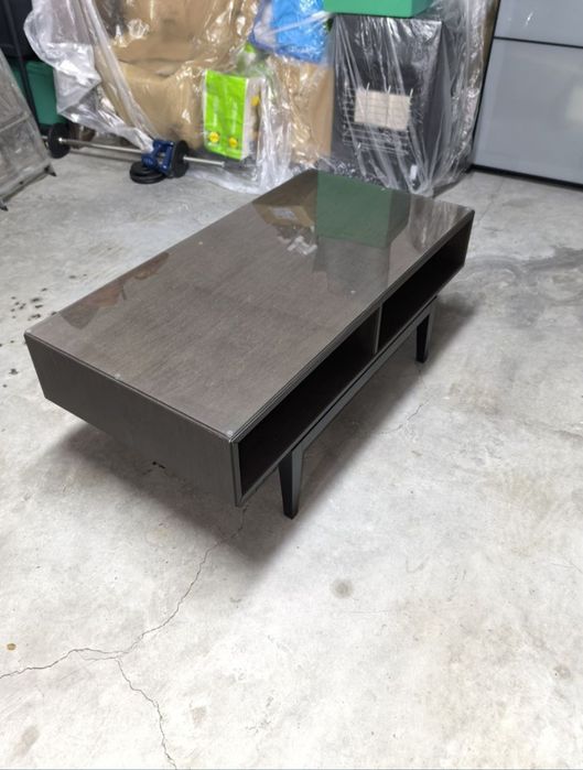 Mesa de centro com tampo de vidro