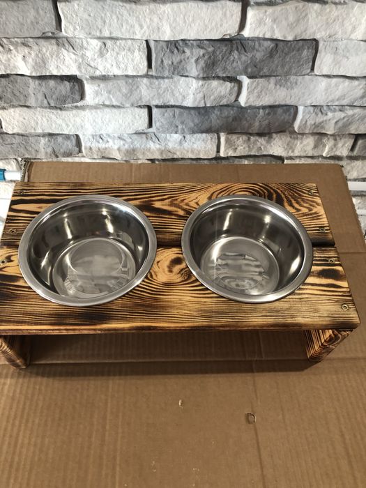 Stojak z miskami dla psa